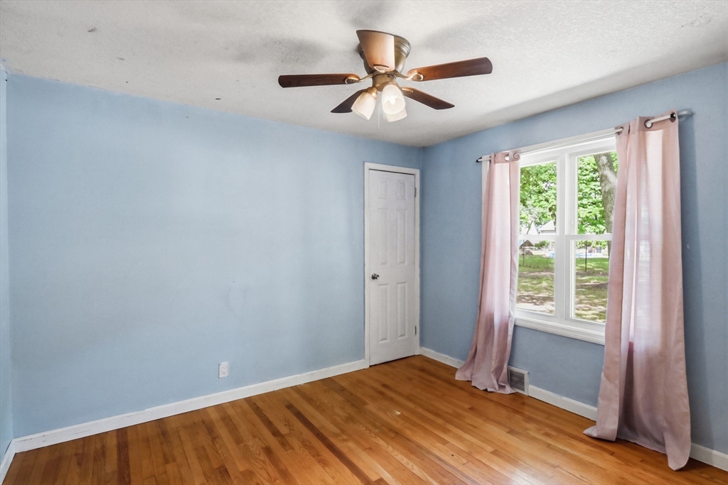 881 Roosevelt Avenue Springfield, MA 01109 - Photo 17 of 35