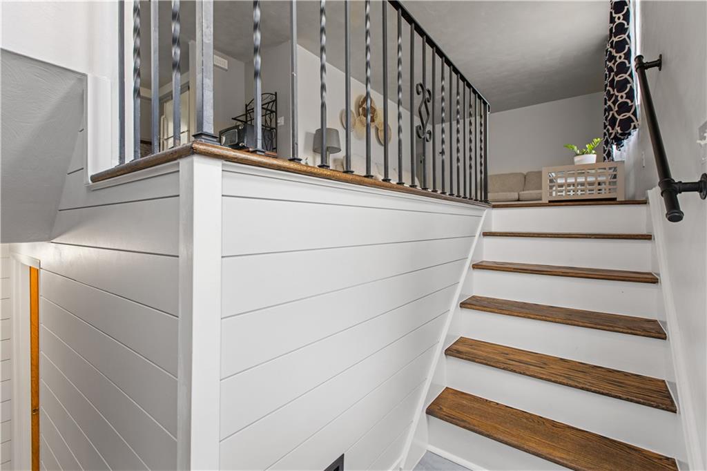 404 Stotler Road Pittsburgh, PA 15235 - Photo 3 of 23 Gallery Image 3