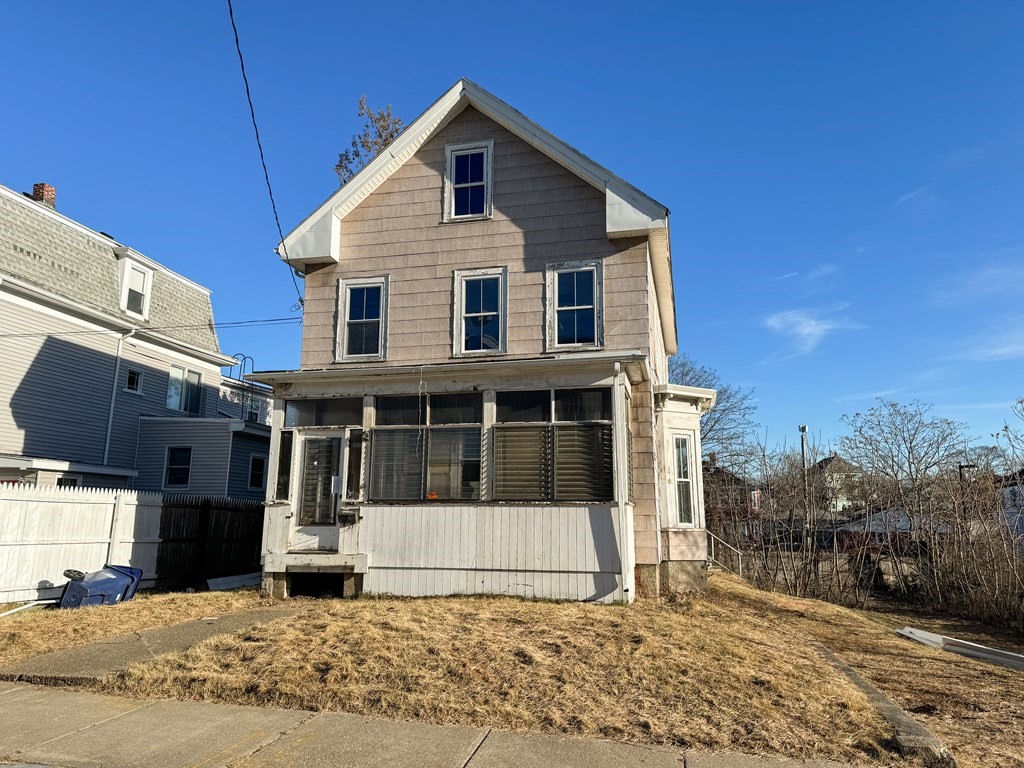 a view of a house with a yard