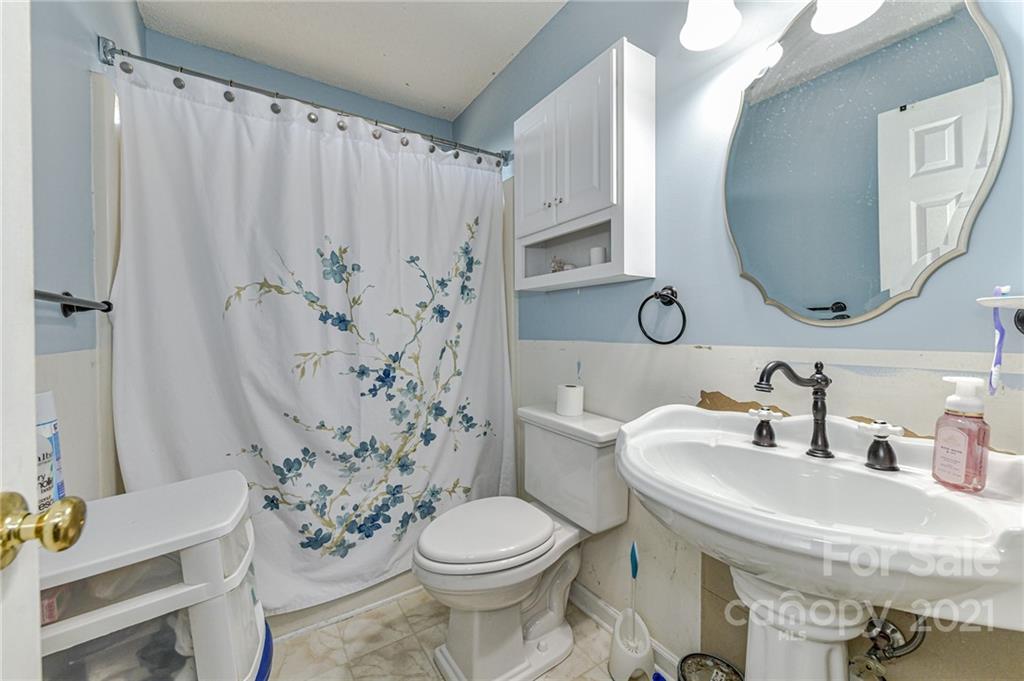 9043 Silver Coach Lane Charlotte, NC 28273 - Photo 25 of 32 a bathroom with a sink toilet and shower