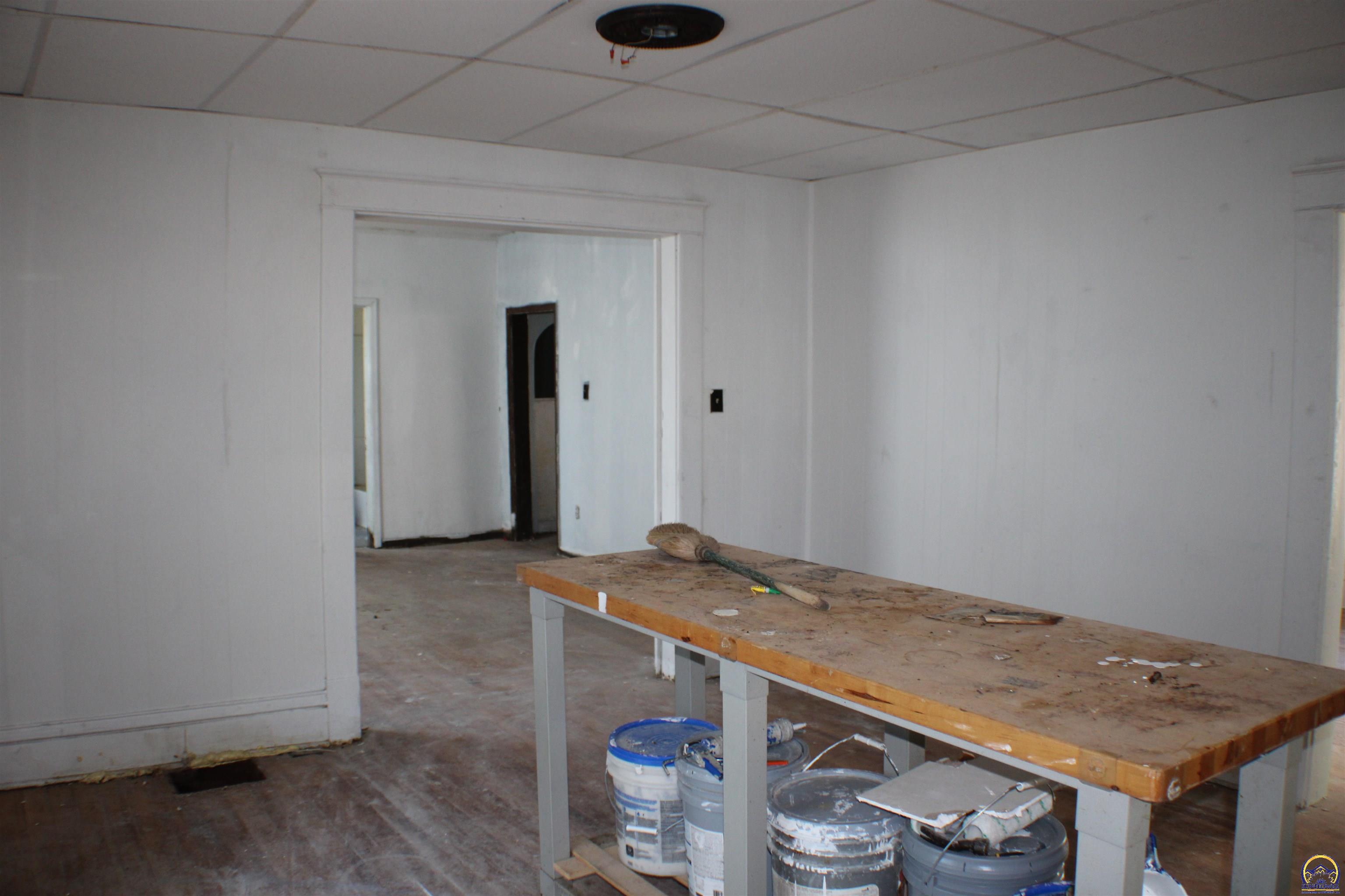 217 Southwest Tyler Street Topeka, KS 66603 - Photo 4 of 12
