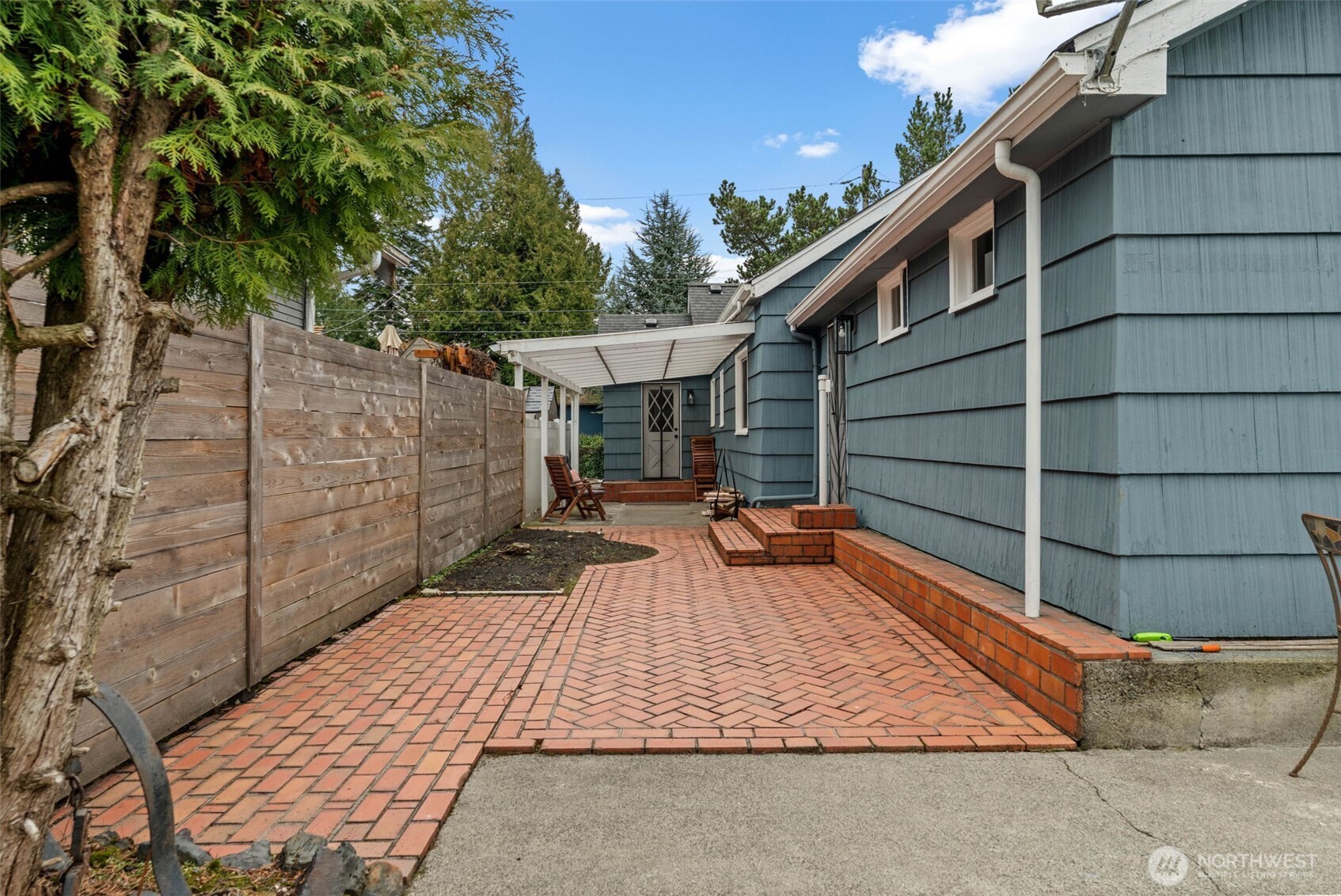 3215 North Tyler Street Tacoma, WA 98407 - Photo 30 of 40 a backyard of a house with seating space