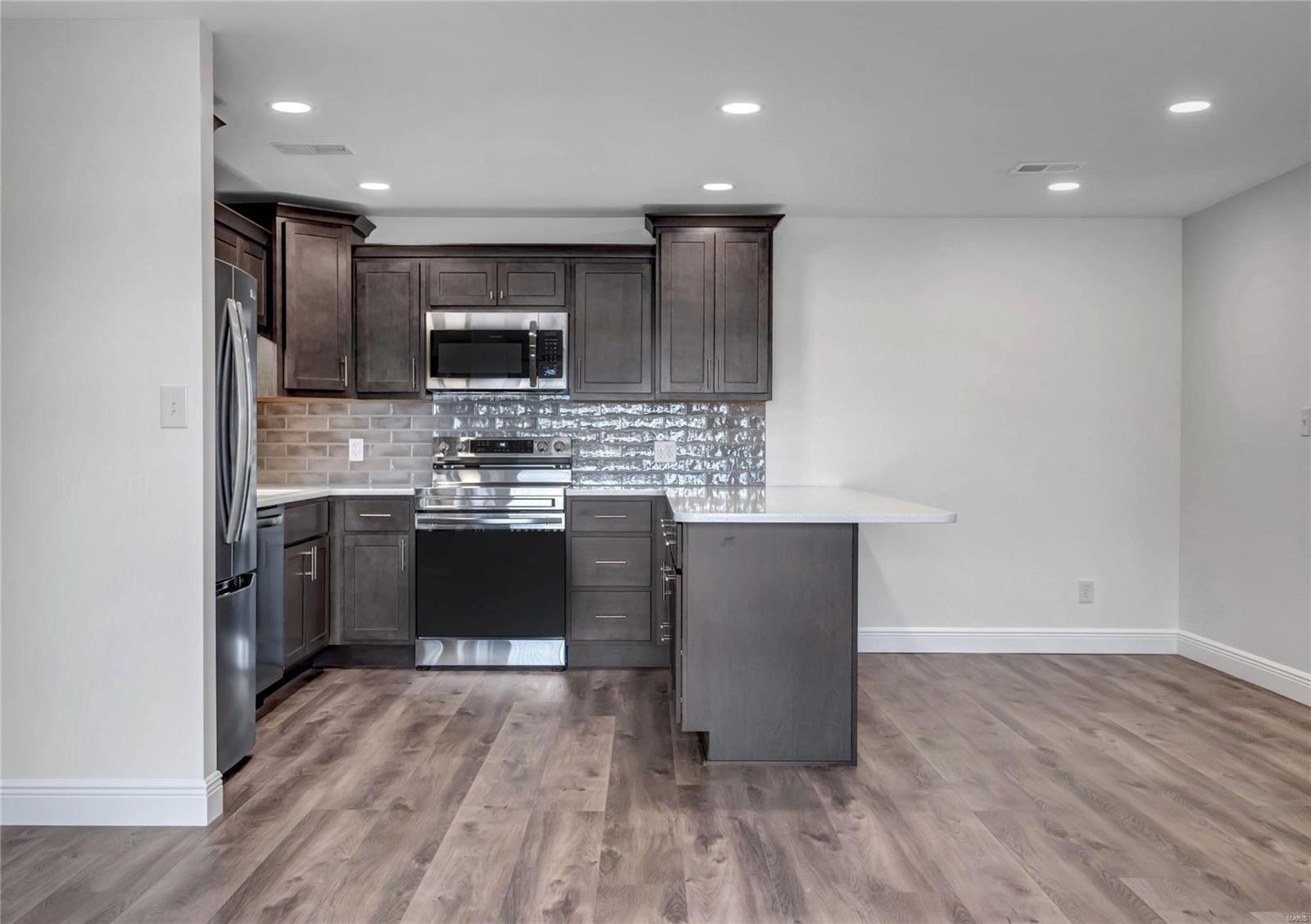 950 East Rue De La Banque, Unit 308 Creve Coeur, MO 63141 - Photo 12 of 45 Gallery Image 12
