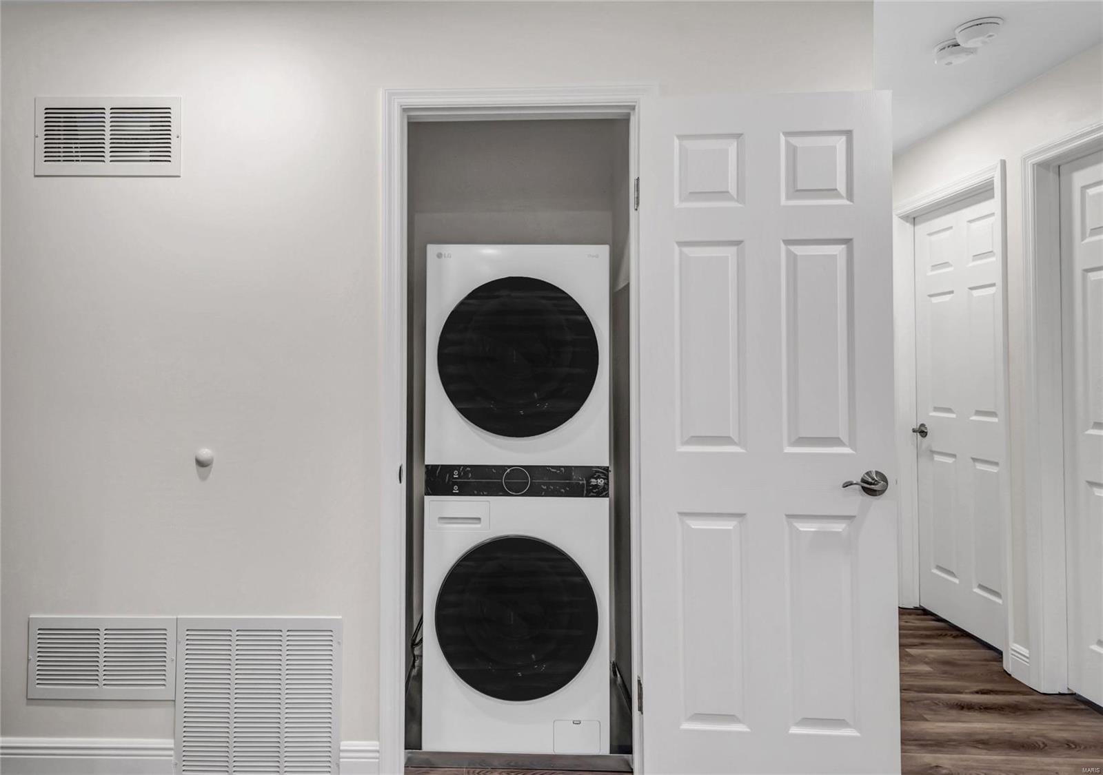 950 East Rue De La Banque, Unit 308 Creve Coeur, MO 63141 - Photo 27 of 45 Gallery Image 27