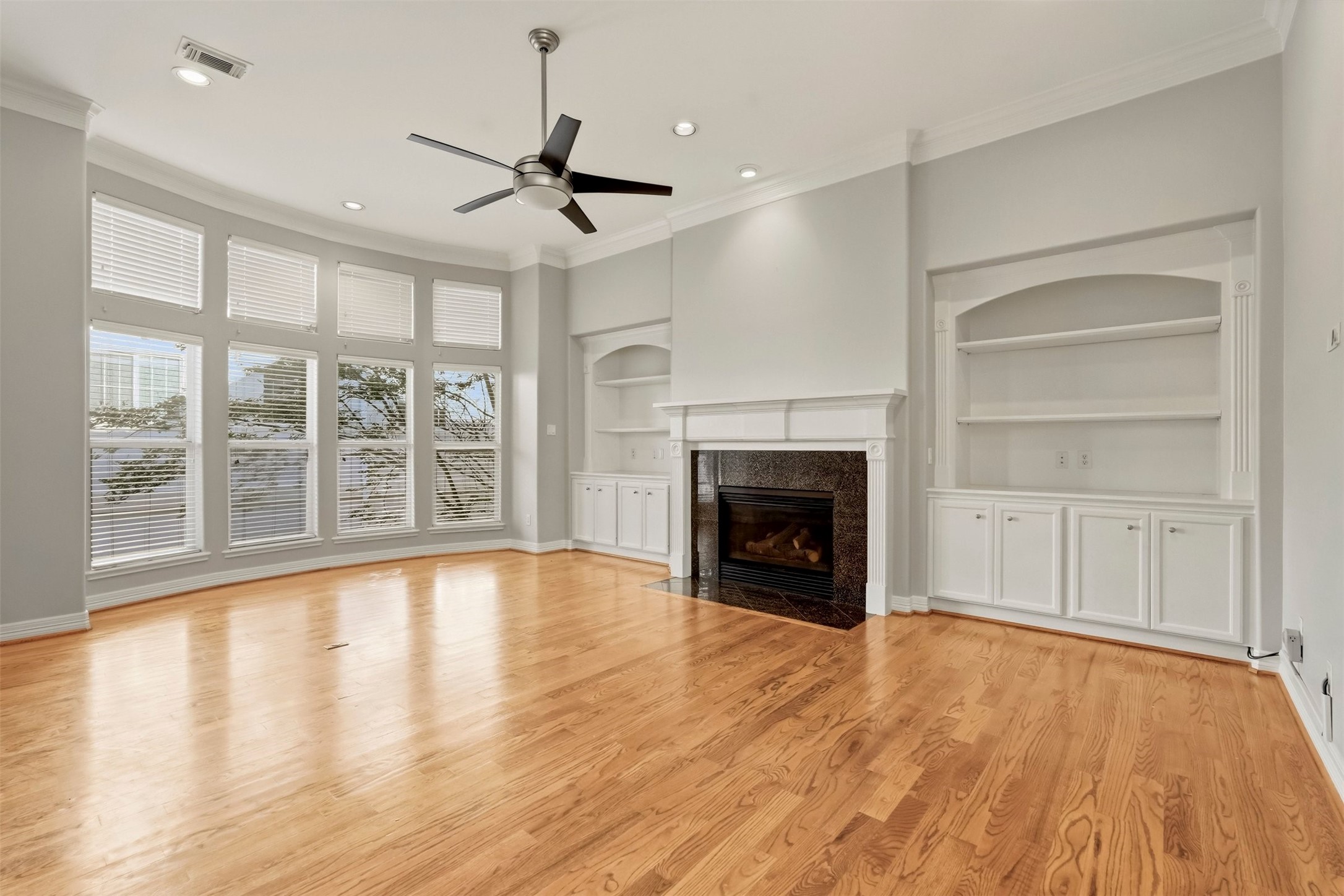 822 Stuart Street Houston, TX 77006 - Photo 13 of 27