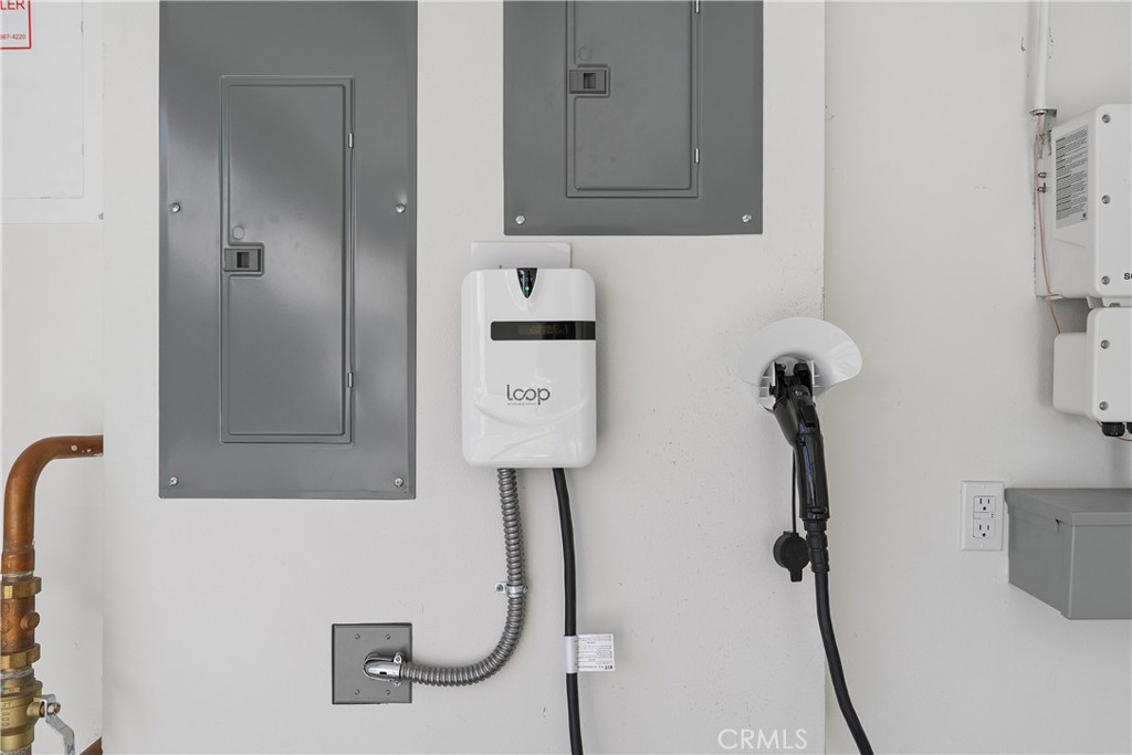 913 Helena Ridge Lake Elsinore, CA 92530 - Photo 18 of 38 a bathroom with a shower