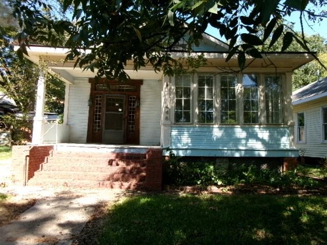 446 Merrick Street Shreveport, LA 71104 - Photo 2 of 16 a front view of a house with a garden