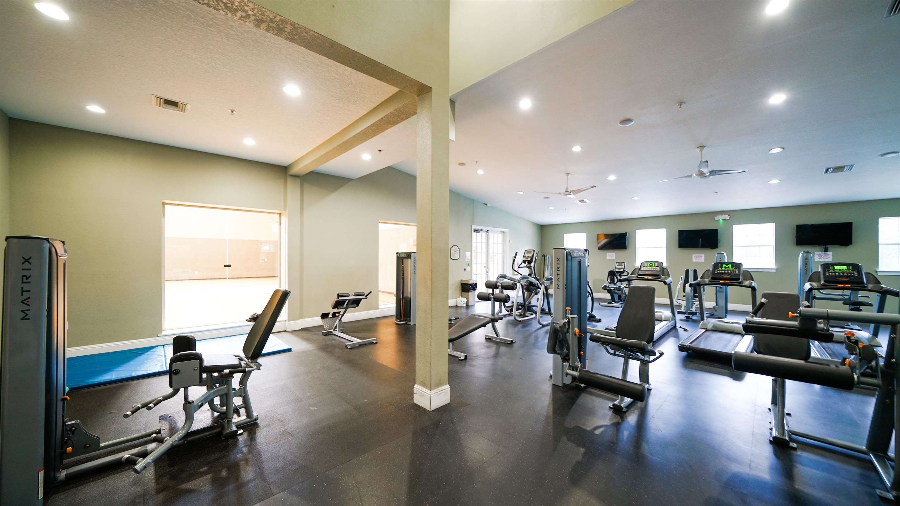 8550 Touchton Road, Unit 625 Jacksonville, FL 32216 - Photo 36 of 47 a living room with furniture gym equipment and a view of living room