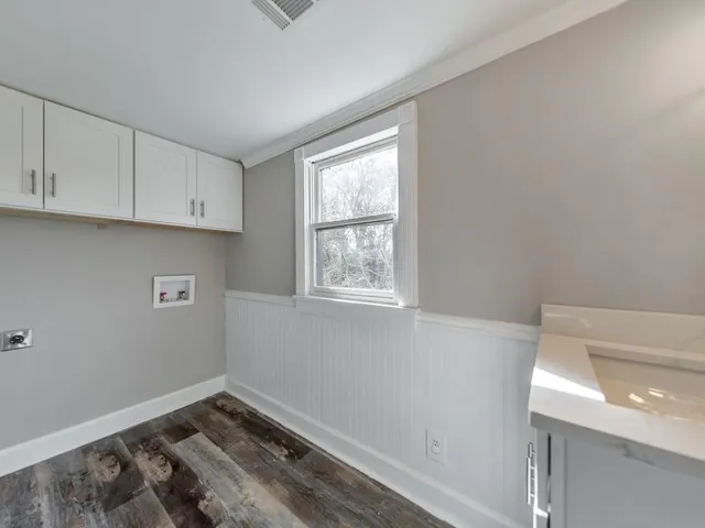 a view of utility room