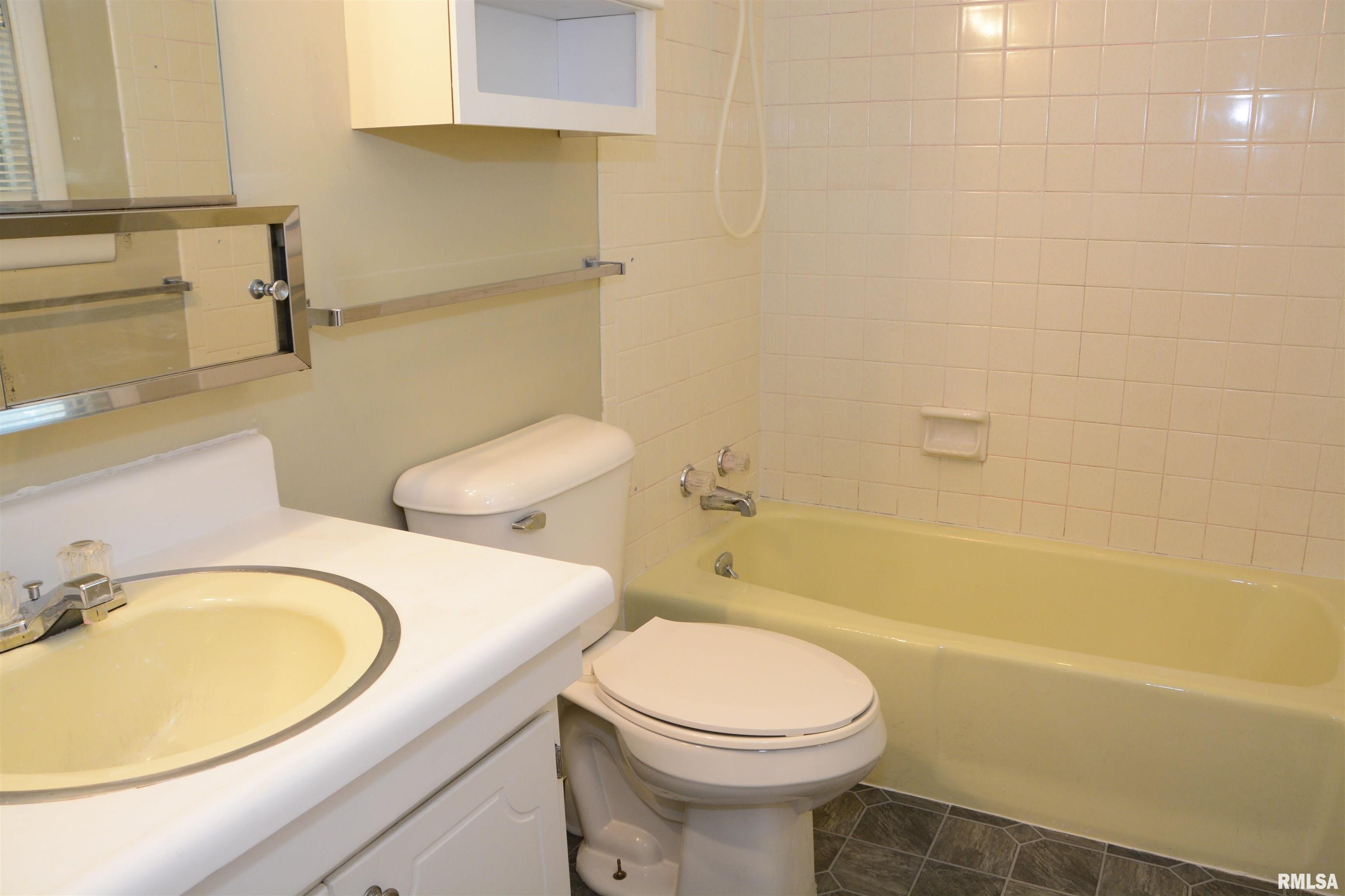 807 Meadow Drive Macomb, IL 61455 - Photo 13 of 24