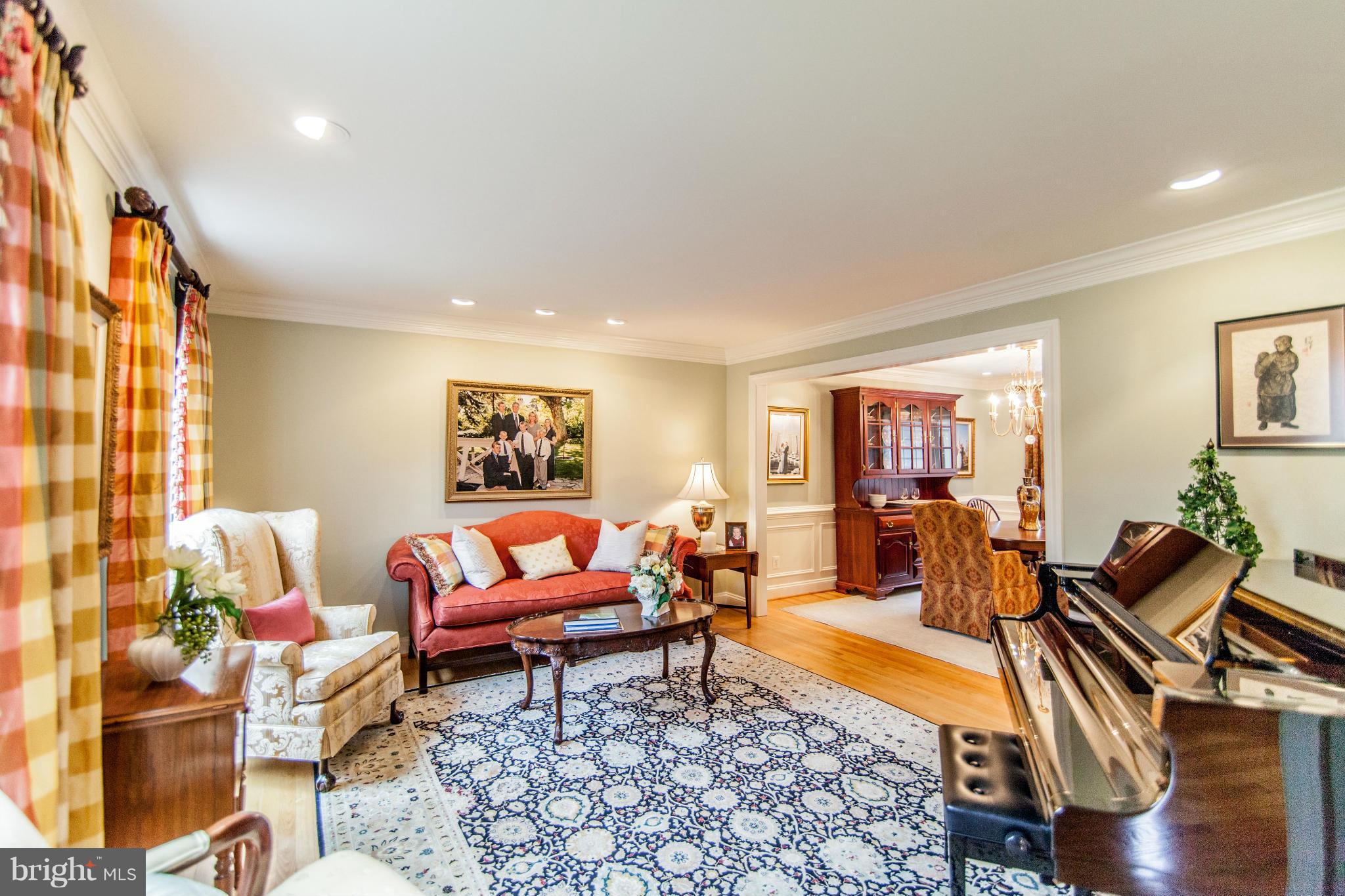 10 Thorburn Road Gaithersburg, MD 20878 - Photo 6 of 30 Living Room