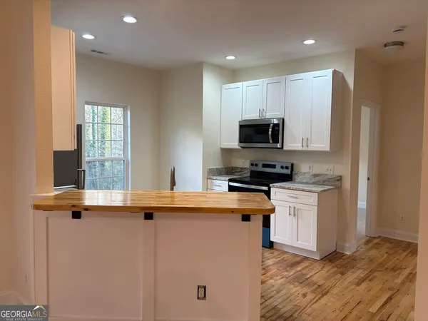 $1,800 | 74 Lockerbie Court, Unit 201, Clayton, GA 30525