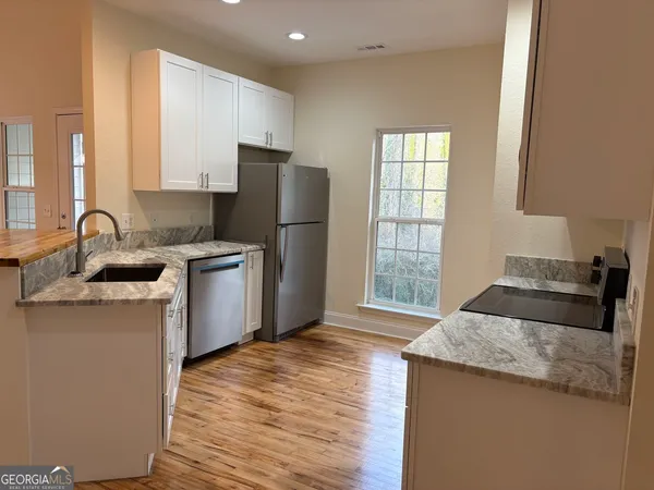 $1,800 | 74 Lockerbie Court, Unit 201, Clayton, GA 30525