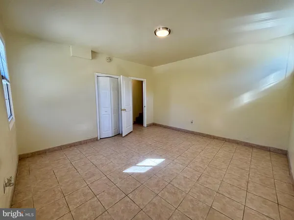 en empty room with windows