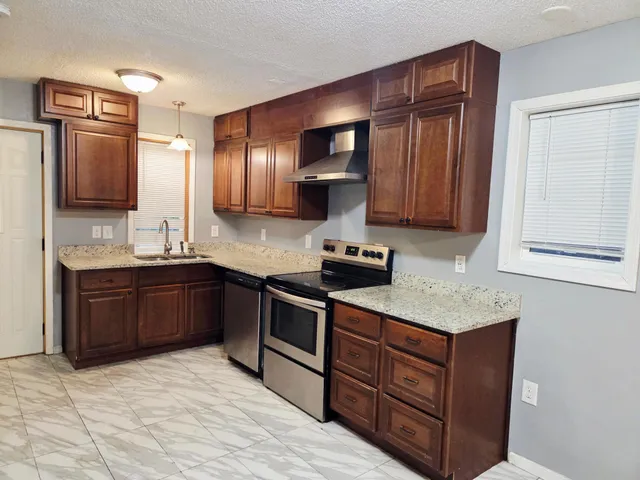 $299,900 | 925 Marion Street, St. Paul, MN 55117