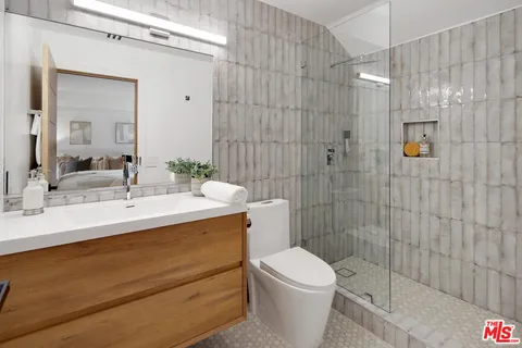 $3,595,000 | 4050 Clarinda Drive, Tarzana, CA 91356