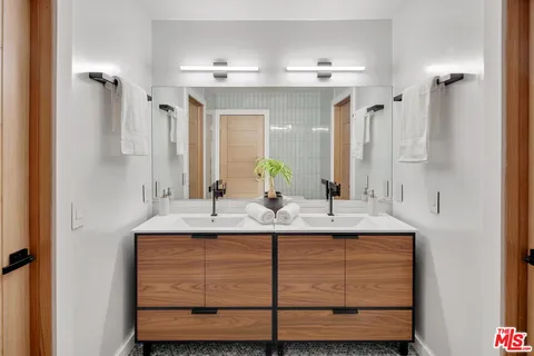 $3,595,000 | 4050 Clarinda Drive, Tarzana, CA 91356