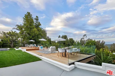 $3,595,000 | 4050 Clarinda Drive, Tarzana, CA 91356
