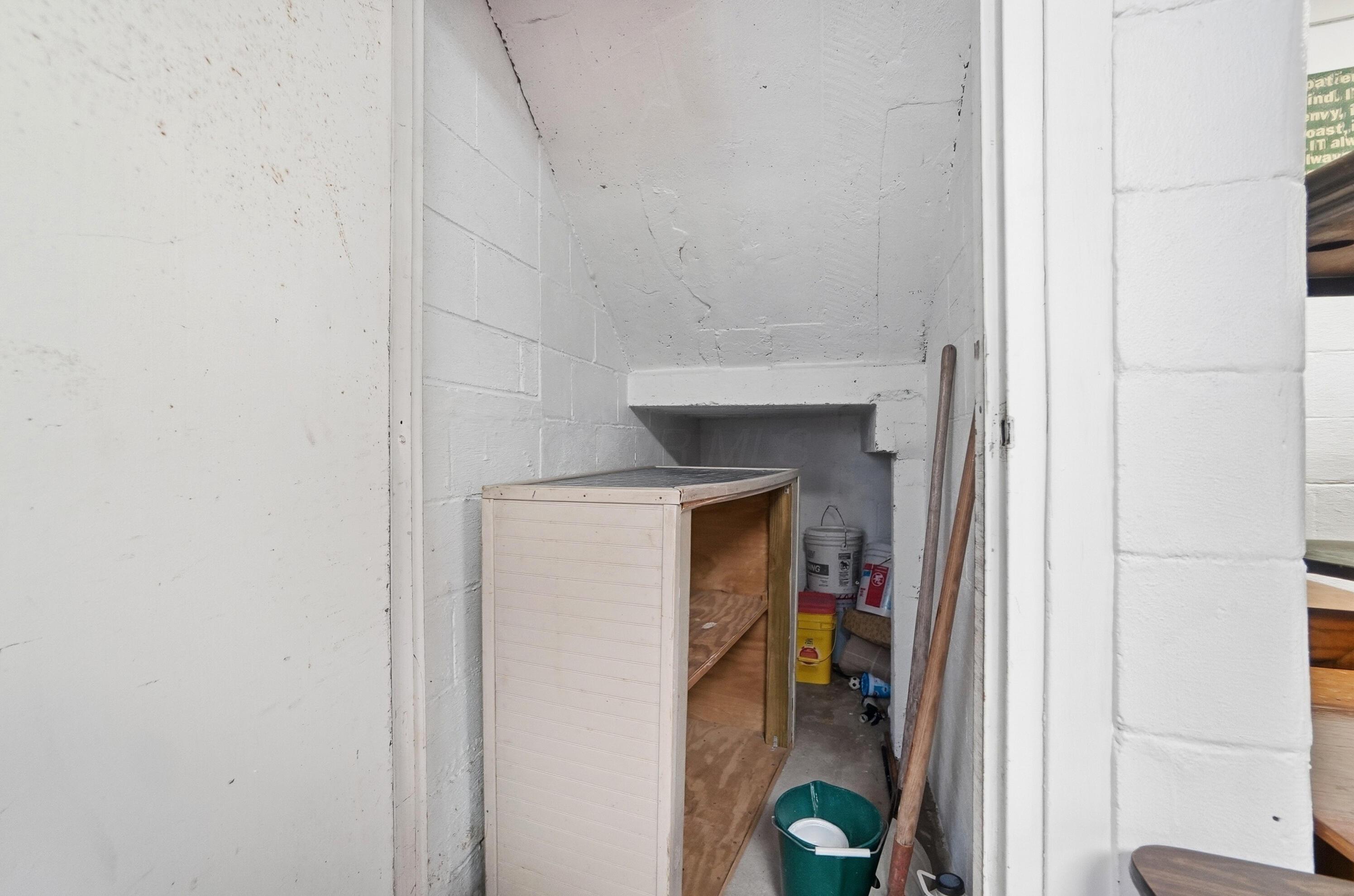 11094 Butler Road Northeast Newark, OH 43055 - Photo 19 of 47 _018-storage closet under stairs