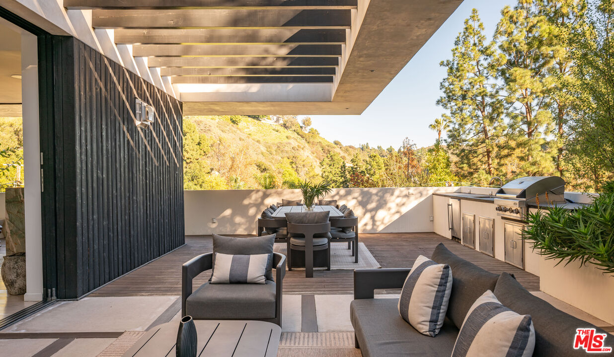 7681 Willow Glen Road Los Angeles, CA 90046 - Photo 15 of 71 a balcony with wooden floor table and chairs