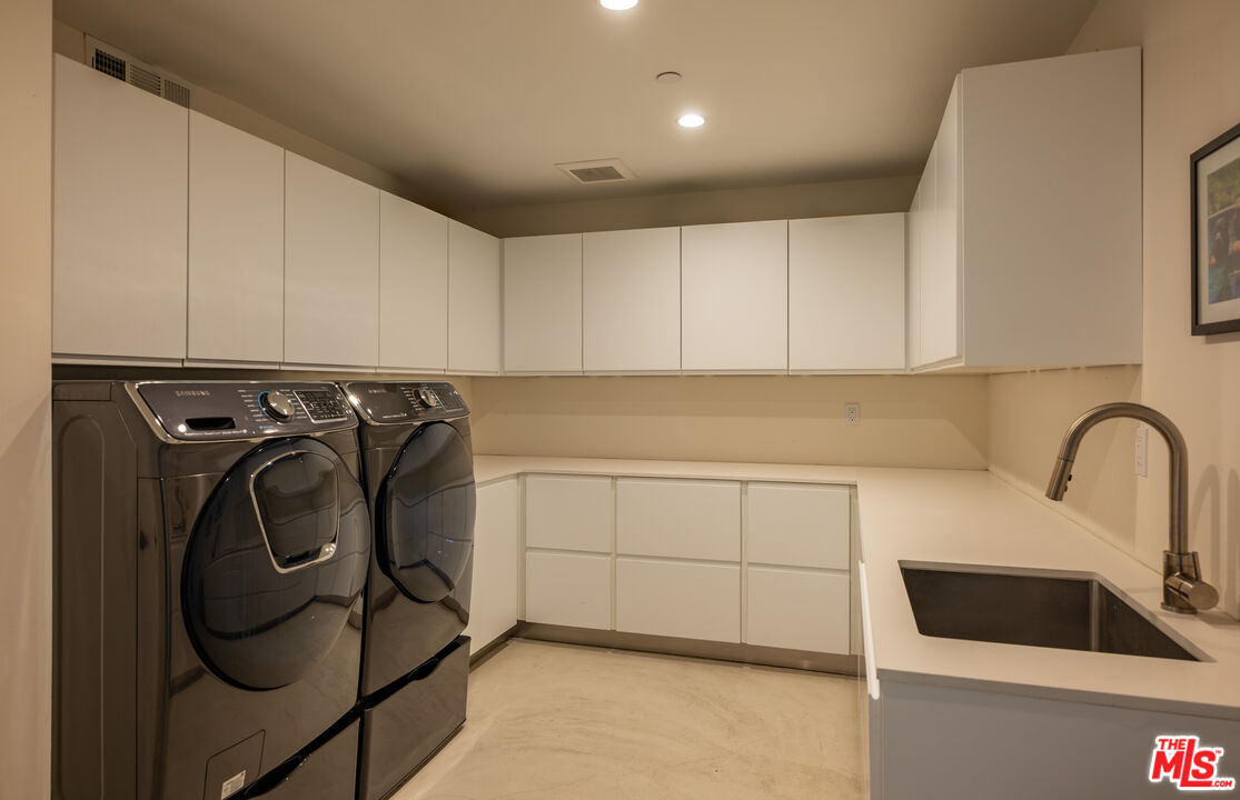 7681 Willow Glen Road Los Angeles, CA 90046 - Photo 25 of 71 a utility room with sink dryer and washer