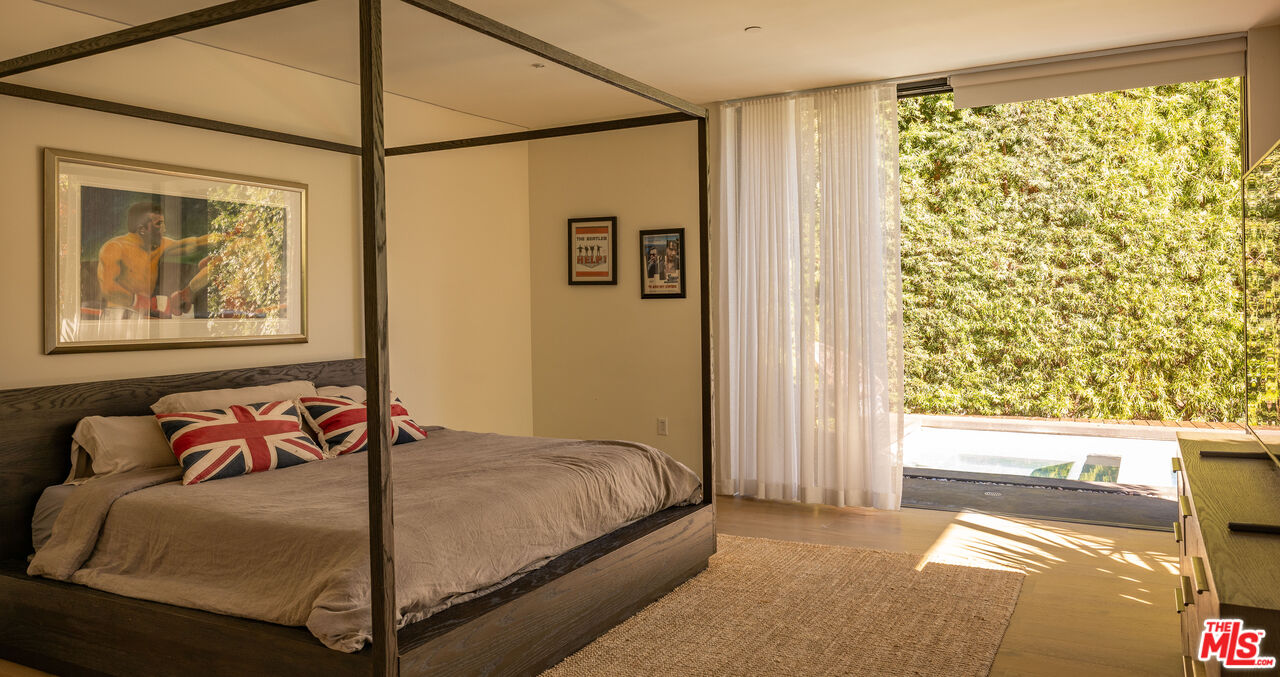 7681 Willow Glen Road Los Angeles, CA 90046 - Photo 28 of 71 a bedroom with a bed and a window