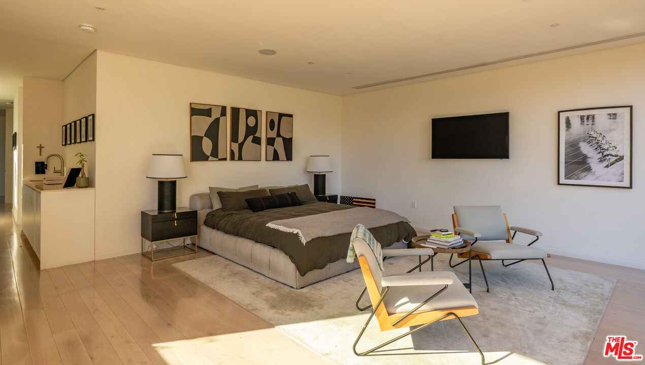 7681 Willow Glen Road Los Angeles, CA 90046 - Photo 36 of 71 a living room with furniture and a flat screen tv