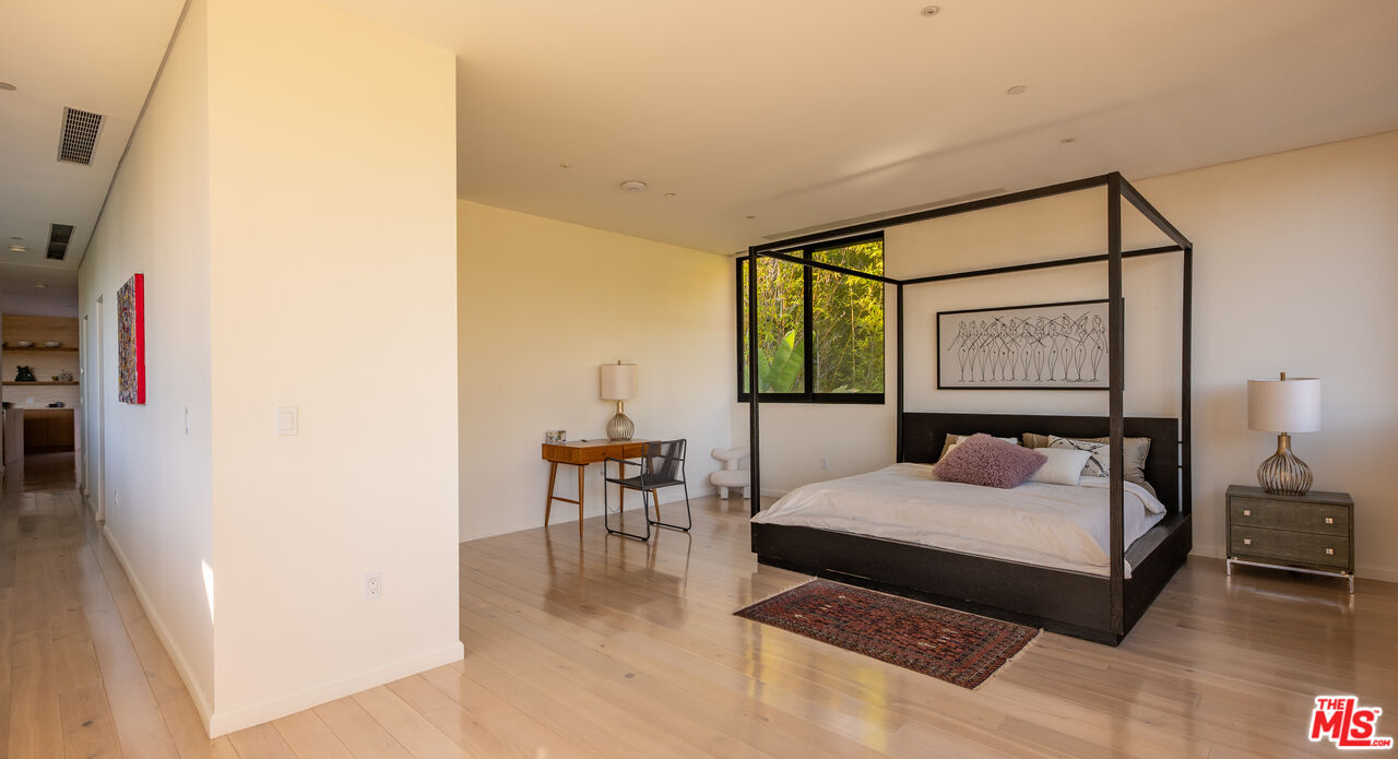 7681 Willow Glen Road Los Angeles, CA 90046 - Photo 41 of 71 a bedroom with a bed a table and chair