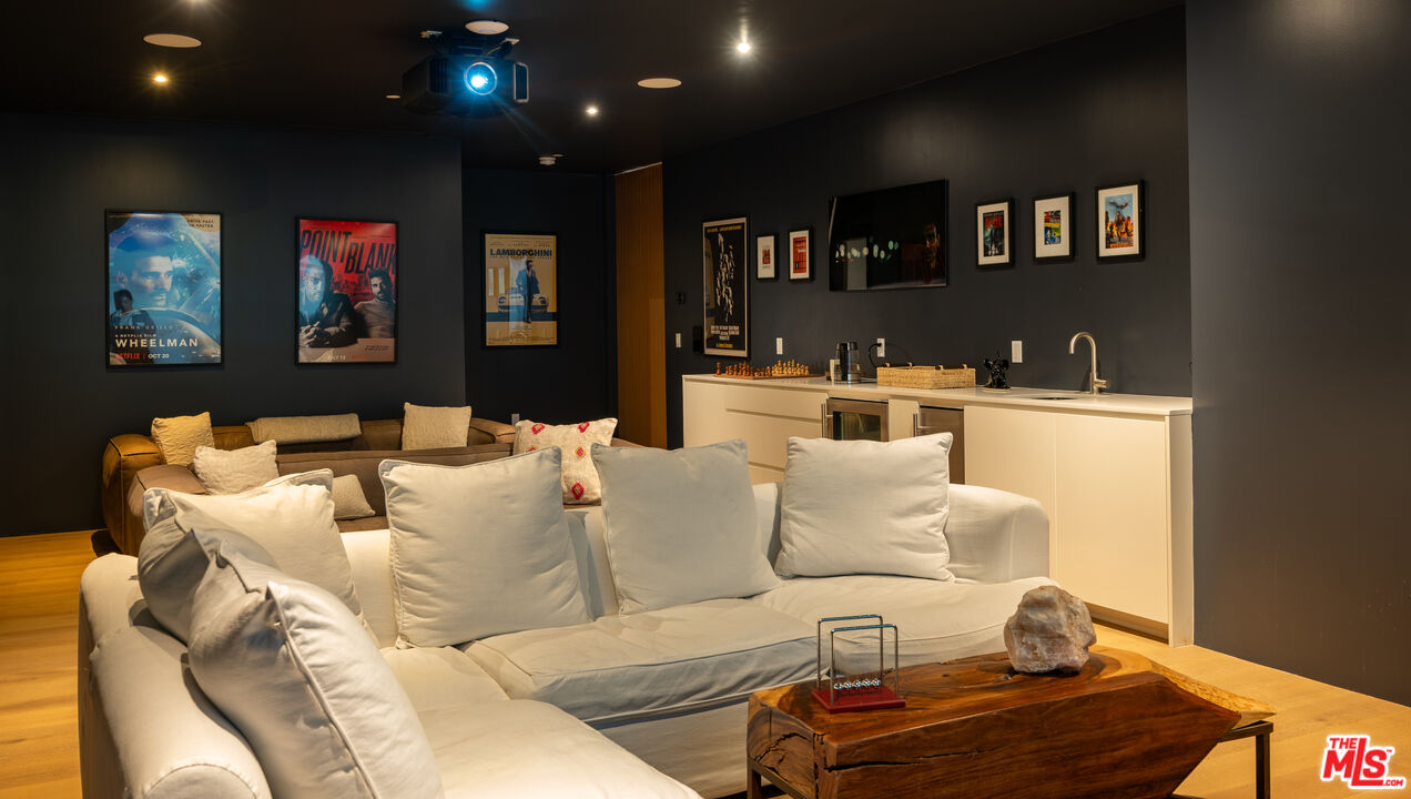 7681 Willow Glen Road Los Angeles, CA 90046 - Photo 47 of 71 a living room with furniture