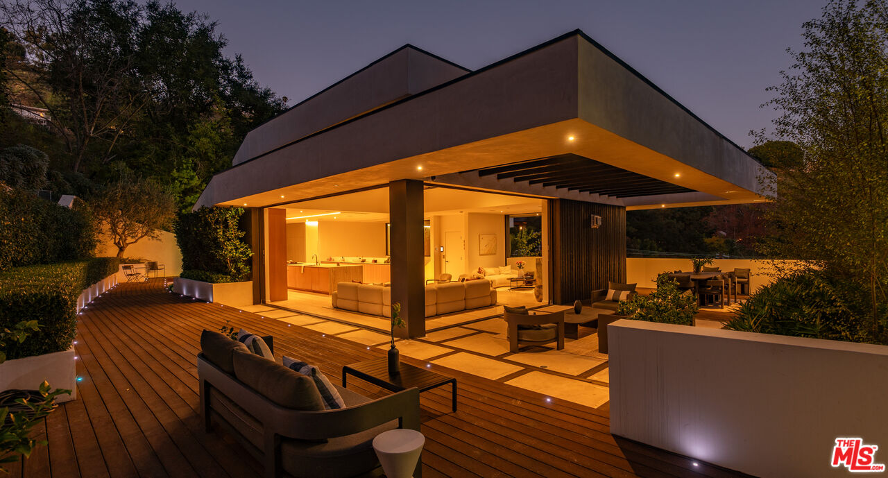 7681 Willow Glen Road Los Angeles, CA 90046 - Photo 63 of 71 a backyard of a house with outdoor seating