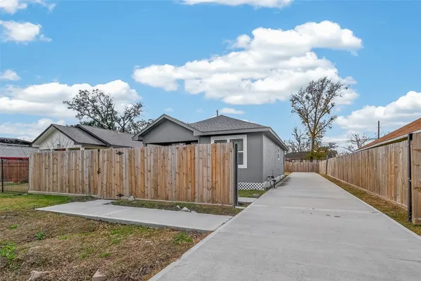 $2,150 | 4309 Beggs Street, Houston, TX 77009