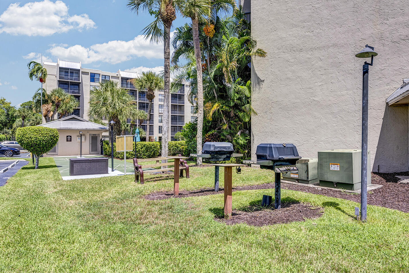 21 Royal Palm Way, Unit 405 Boca Raton, FL 33432 - Photo 46 of 57 BBQ Area