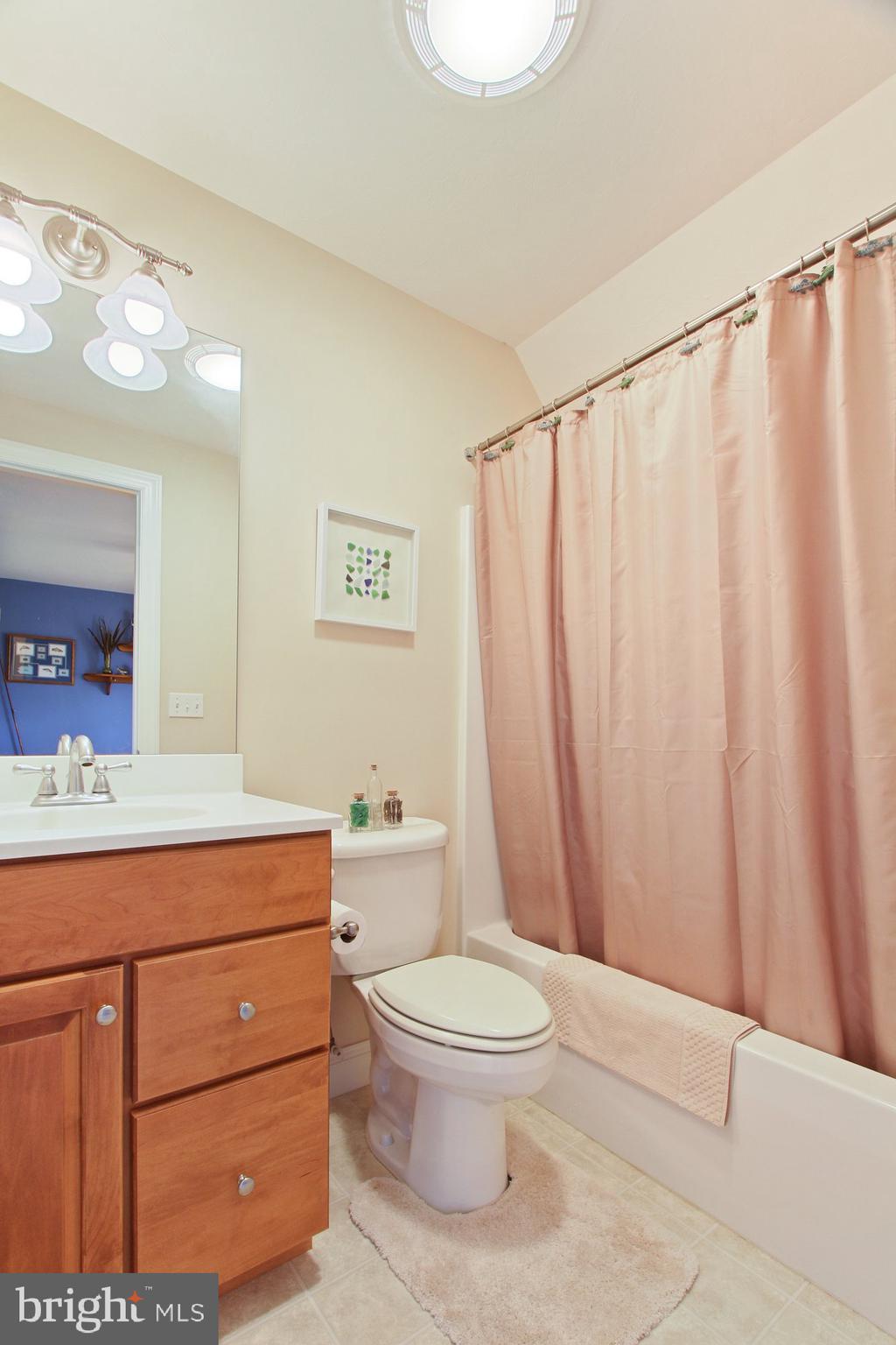 930 White Oak Road Windsor, PA 17366 - Photo 31 of 72 2nd Floor Bath