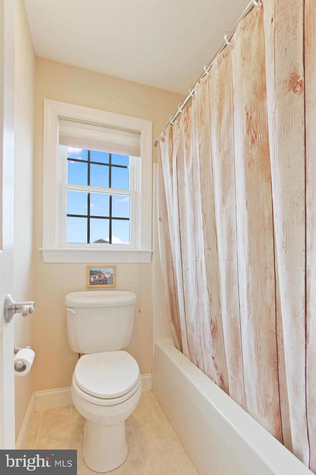 930 White Oak Road Windsor, PA 17366 - Photo 37 of 72 2nd Floor Bath #2