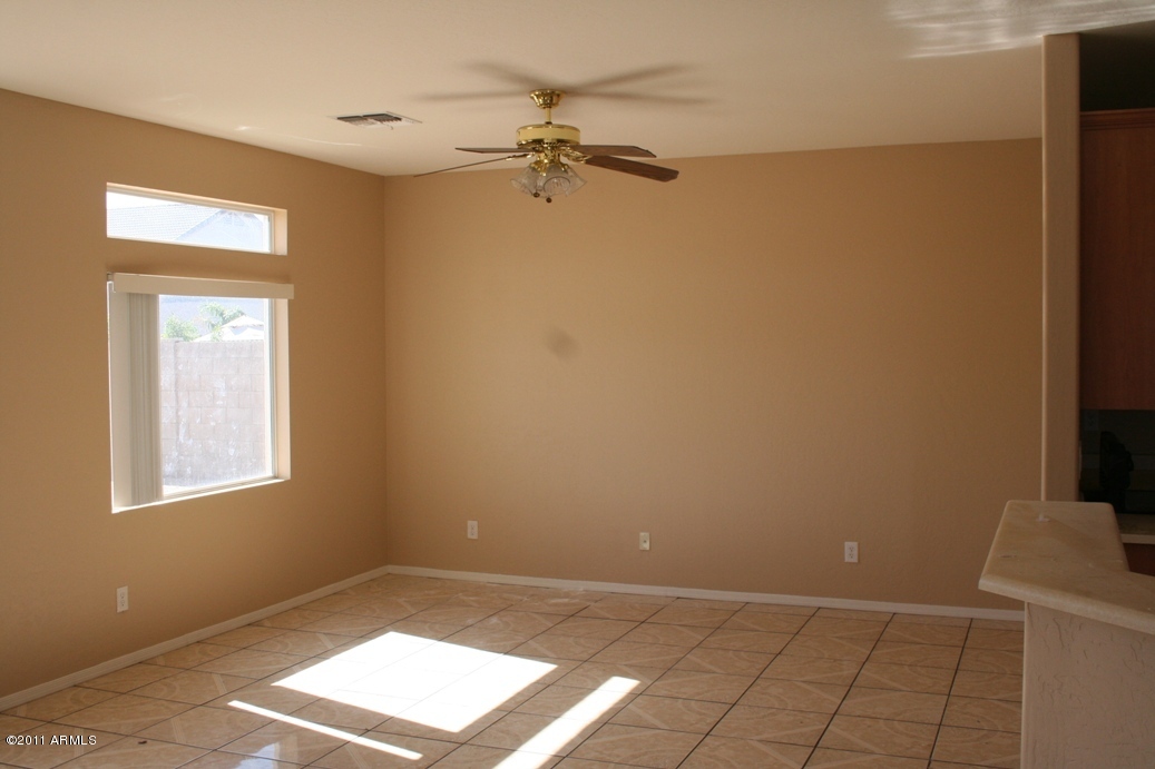 2001 West Maldonado Road Phoenix, AZ 85041 - Photo 4 of 14 Breakfast Area