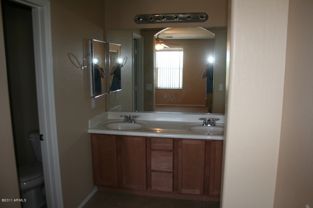2001 West Maldonado Road Phoenix, AZ 85041 - Photo 9 of 14 Master Tub