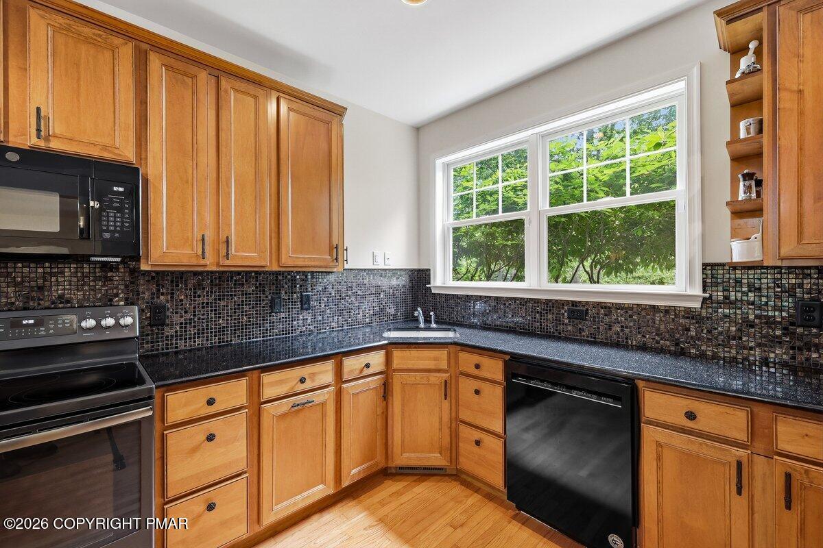 128 Creekside Road Canadensis, PA 18325 - Photo 15 of 68 Kitchen