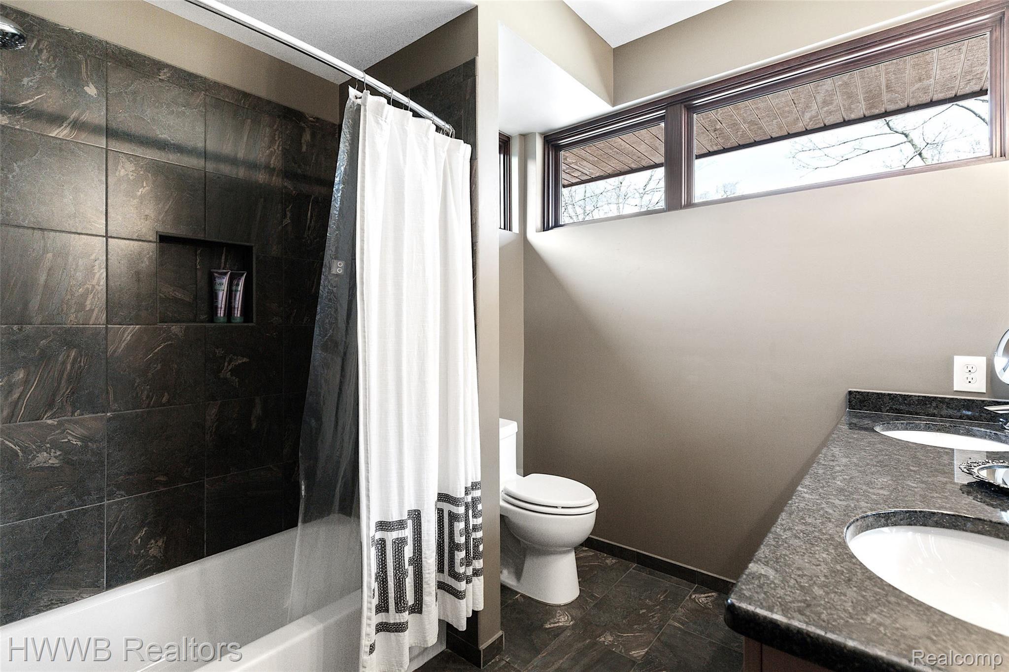 1228 Ruffner Avenue Birmingham, MI 48009 - Photo 32 of 47 32 - 2nd Bath 592A2290.jpg