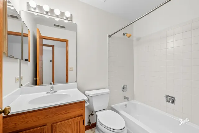 $324,000 | 1303 Orleans Drive, Mundelein, IL 60060