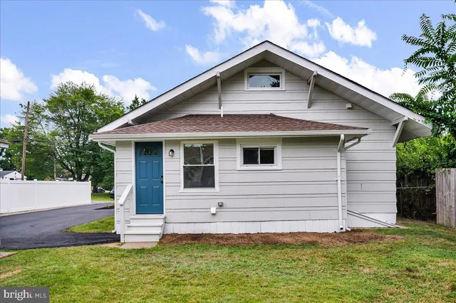 a view of a house with a yard and garage