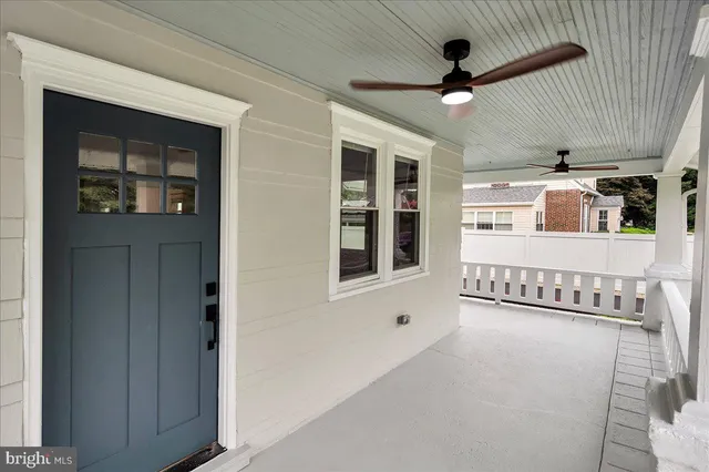 a view of an entryway with a livingroom