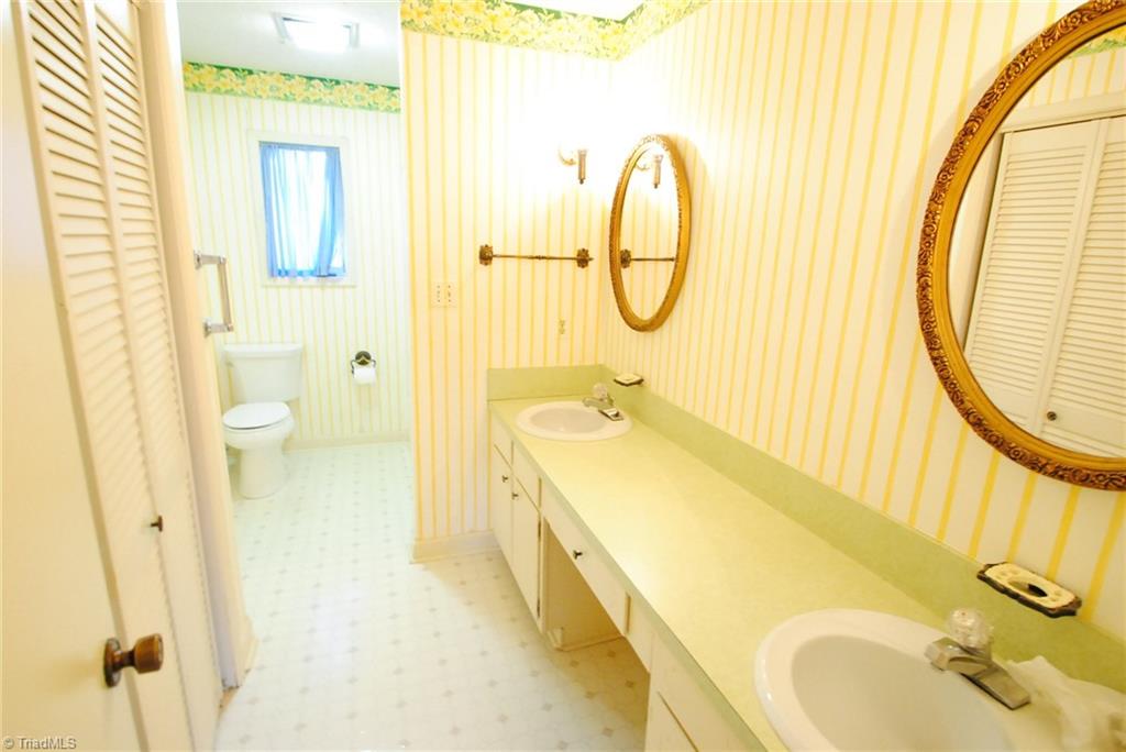 640 Drumheller Road Clemmons, NC 27012 - Photo 14 of 16 Bathroom