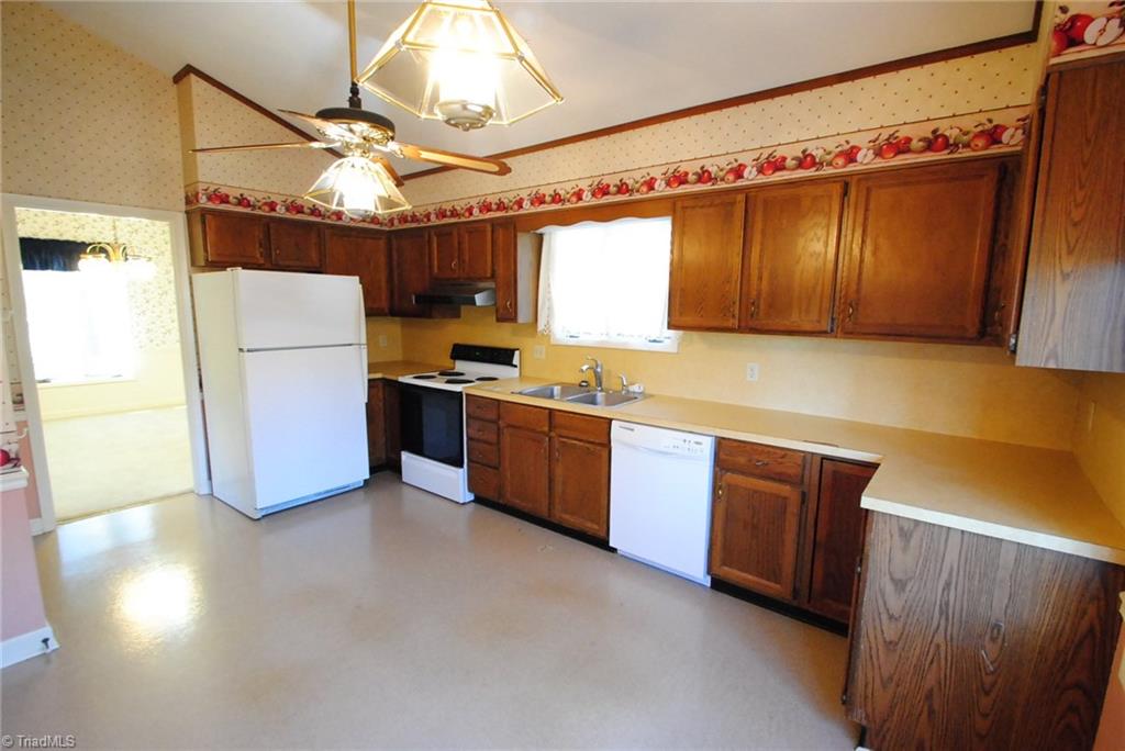 640 Drumheller Road Clemmons, NC 27012 - Photo 3 of 16 Kitchen
