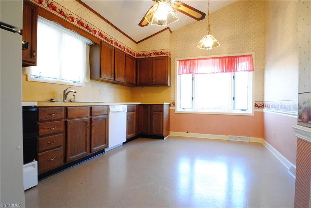 640 Drumheller Road Clemmons, NC 27012 - Photo 7 of 16 Kitchen