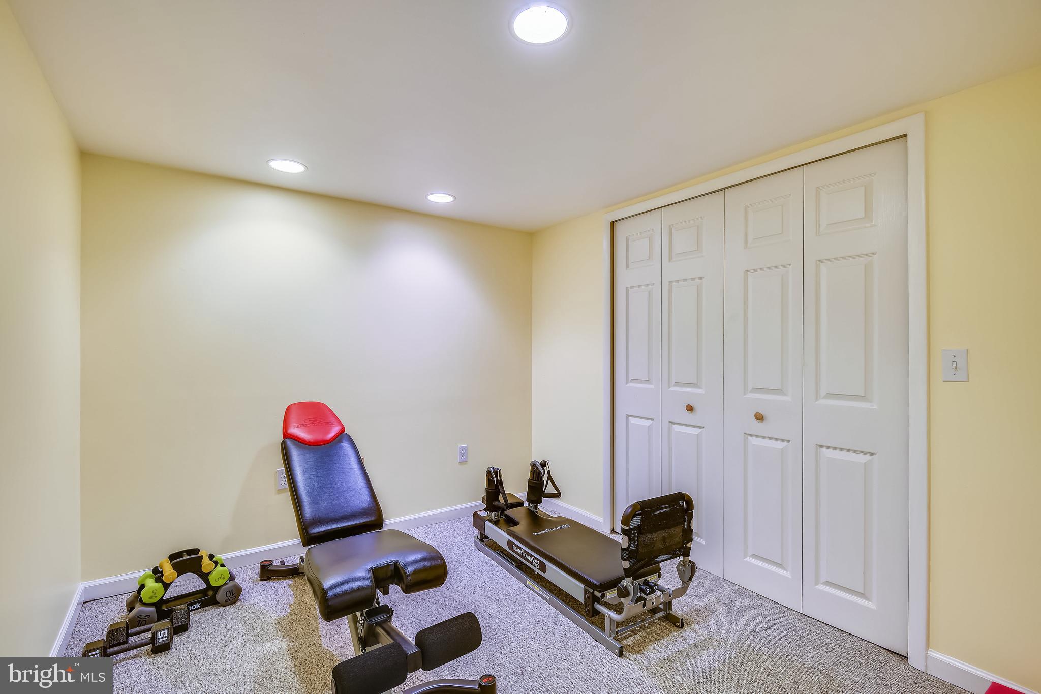 552 Sunset Knoll Road Pasadena, MD 21122 - Photo 26 of 36 a room with furniture and gym equipment
