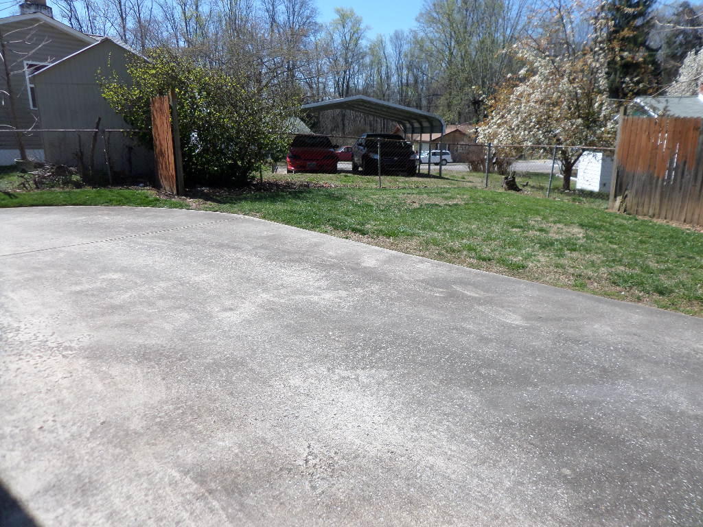 132 Euclid Circle Oak Ridge, TN 37830 - Photo 21 of 24 Side yard with drive