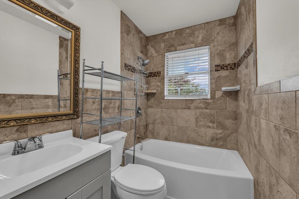 309 South Rita Street Lacy-Lakeview, TX 76705 - Photo 16 of 19 a bathroom with a sink mirror toilet and bathtub