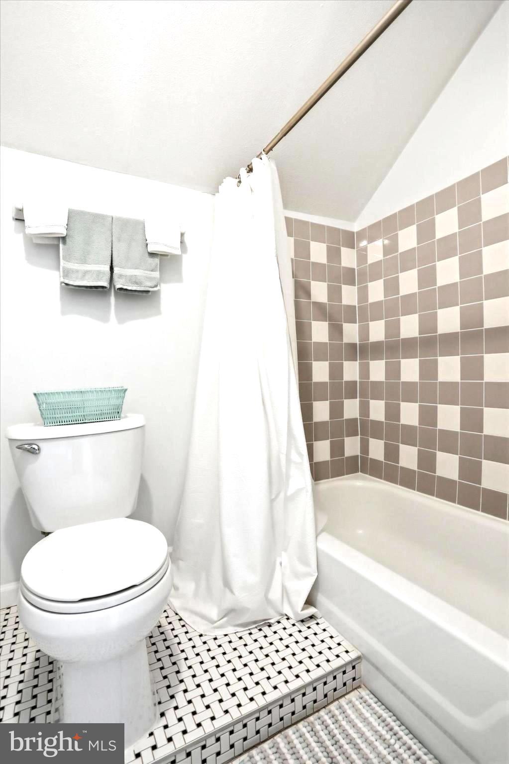 520 Elm Street Frederick, MD 21701 - Photo 25 of 30 3rd floor bathroom.