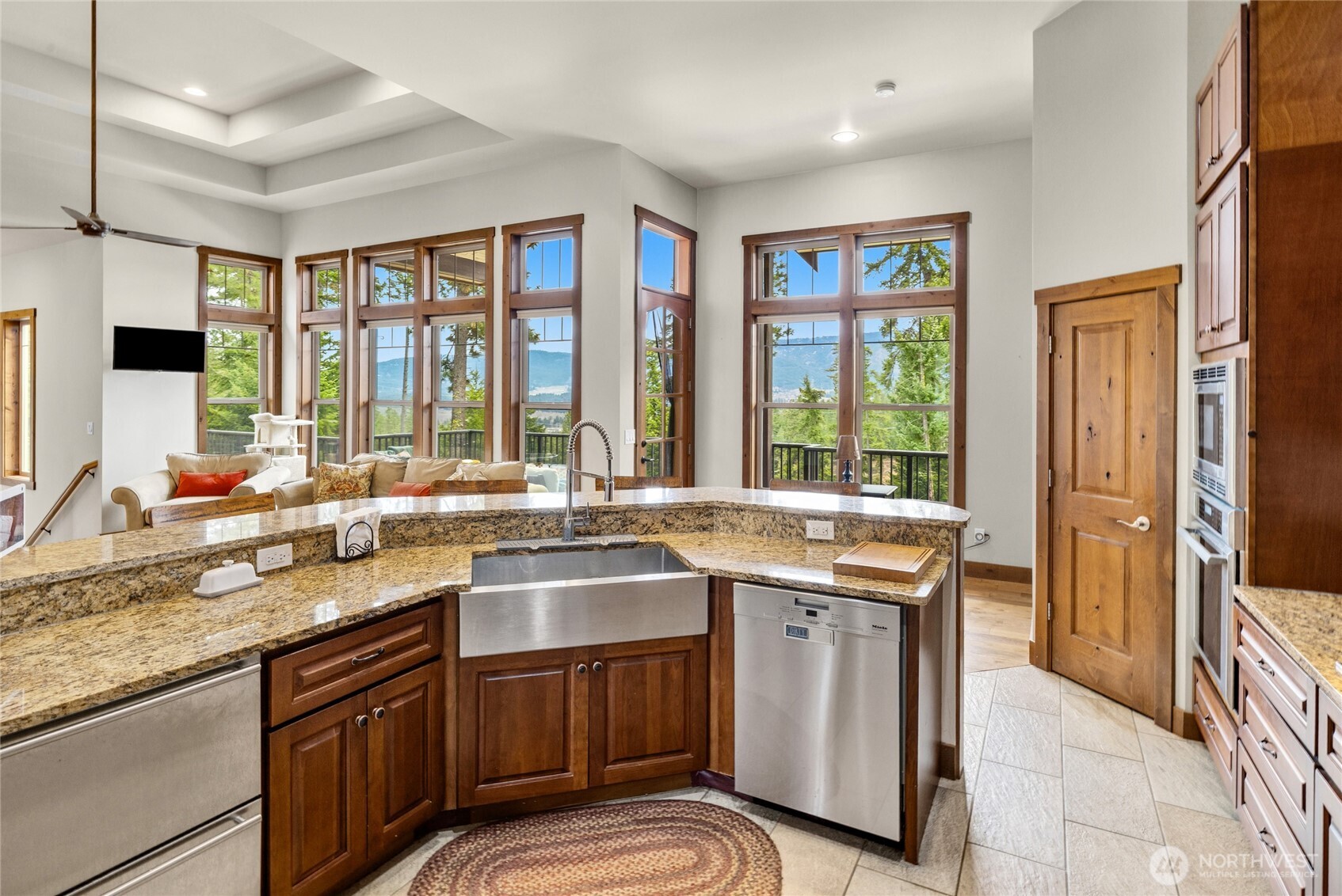 421 Meadow Ridge Drive Cle Elum, WA 98922 - Photo 12 of 39 a kitchen with a sink stove and refrigerator