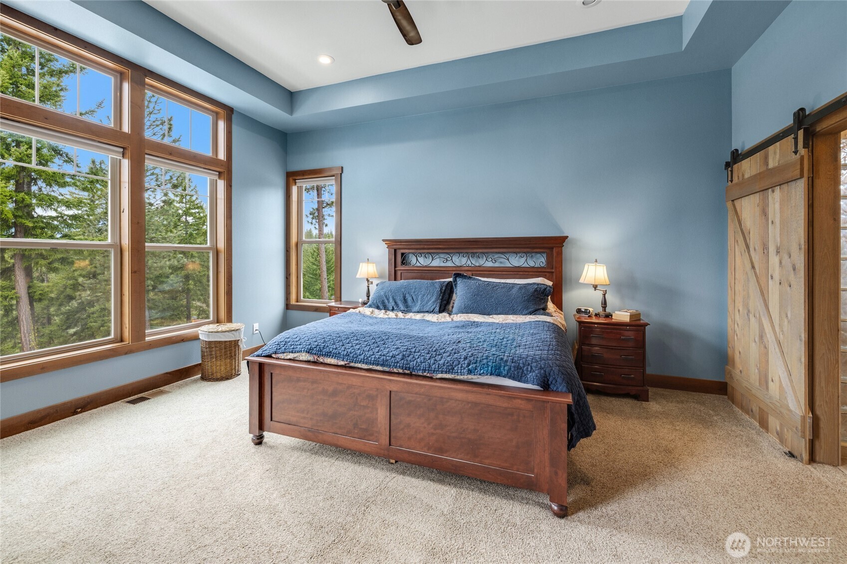 421 Meadow Ridge Drive Cle Elum, WA 98922 - Photo 13 of 39 a bedroom with a large bed and a large window